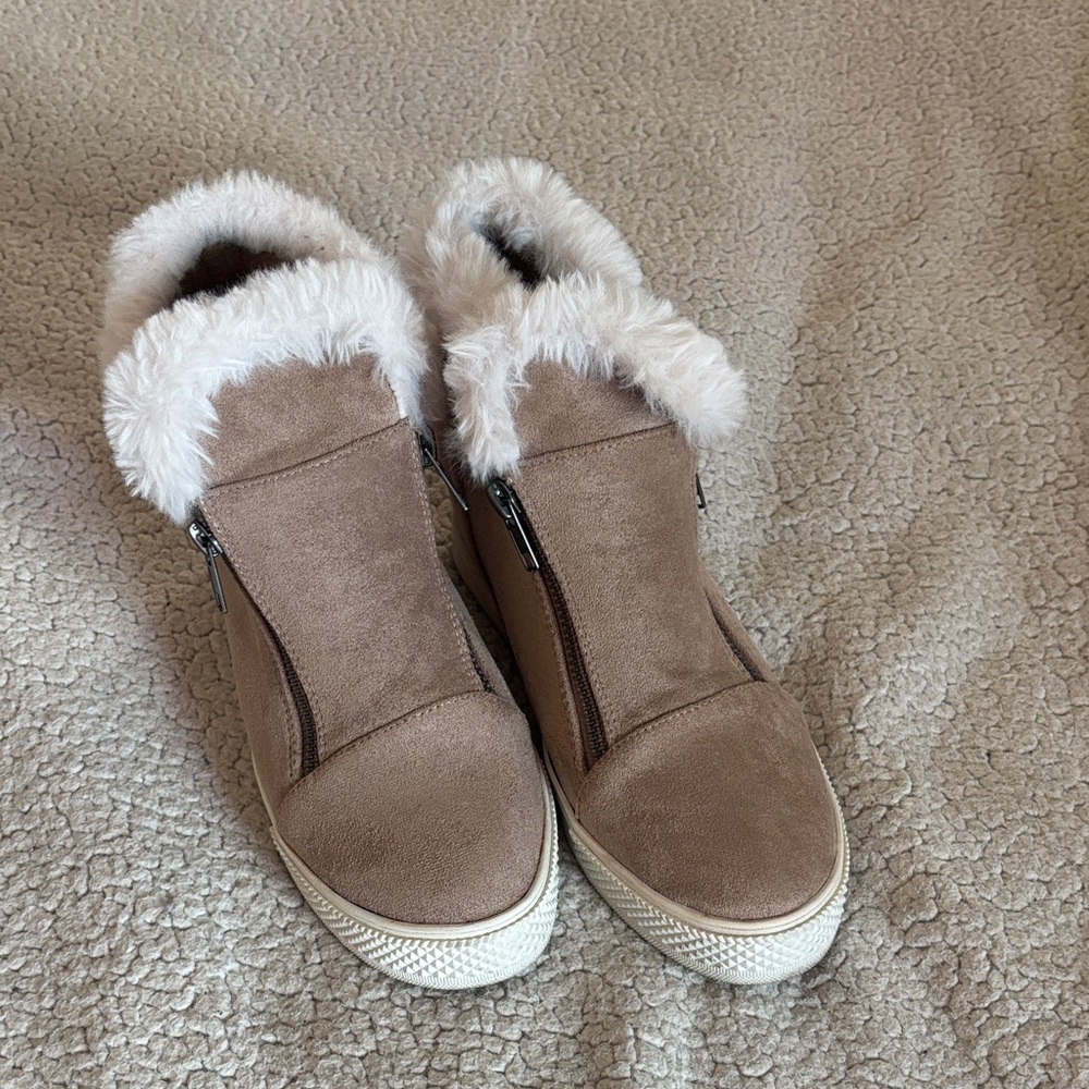 Cozy Tan Suede Ankle Boots with Fur Trim